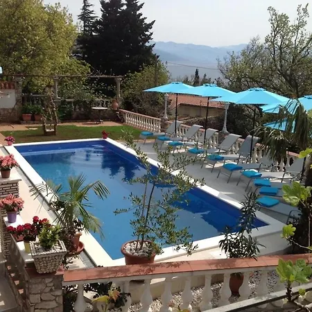 In Mit Terrasse, Gemeinsamem Pool Und Garten Apartment