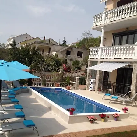 In Mit Terrasse, Gemeinsamem Pool Und Garten Novi Vinodolski