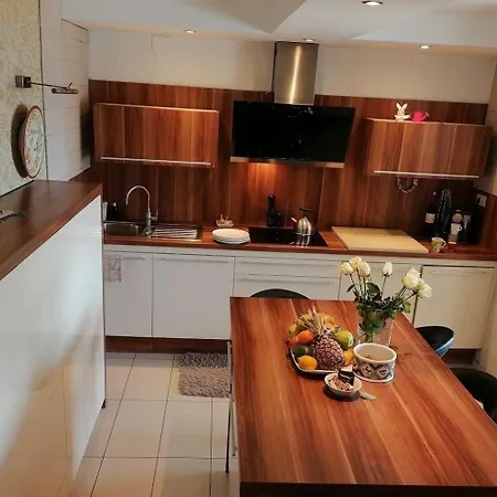 Apartment In Mit Terrasse, Gemeinsamem Pool Und Garten
