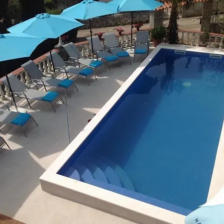 In Mit Terrasse, Gemeinsamem Pool Und Garten