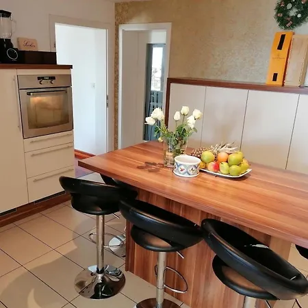 Apartment In Mit Terrasse, Gemeinsamem Pool Und Garten Novi Vinodolski