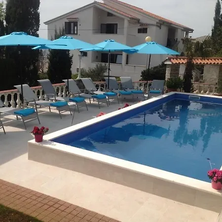 Apartment In Mit Terrasse, Gemeinsamem Pool Und Garten