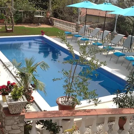 In Mit Terrasse, Gemeinsamem Pool Und Garten Novi Vinodolski