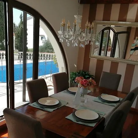 In Mit Terrasse, Gemeinsamem Pool Und Garten *