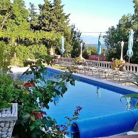 Apartment In Mit Terrasse, Gemeinsamem Pool Und Garten *