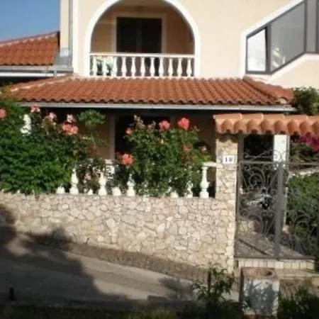In Mit Terrasse, Gemeinsamem Pool Und Garten Apartman Novi Vinodolski